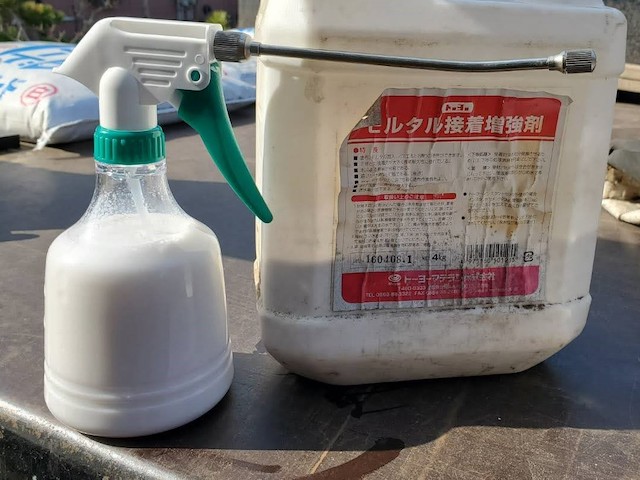 漆喰塗布前に使用するモルタル用の接着剤